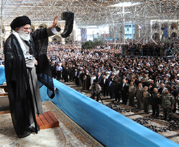 قائد الثورة : الشعب الايراني استلهم الثقة بالذات من الامام الخميني (رض)