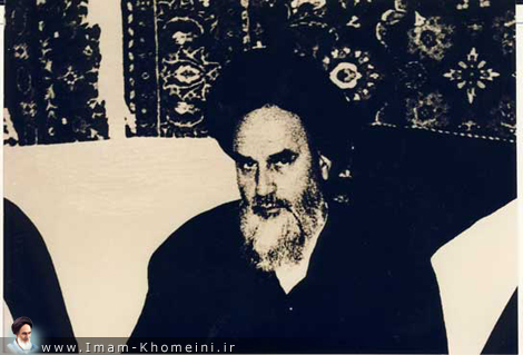 الإمام الخميني بعد إطلاق سراحه من سجن نظام البهلوي البائد