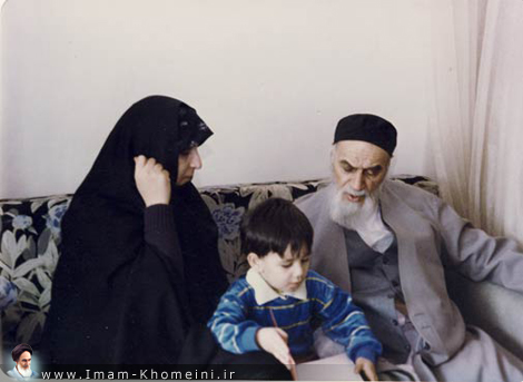 الإمام الخميني مع أعضاء الأسرة