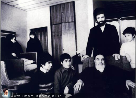 الامام مع اعضاء الأسرة في مستشفى قلب طهران