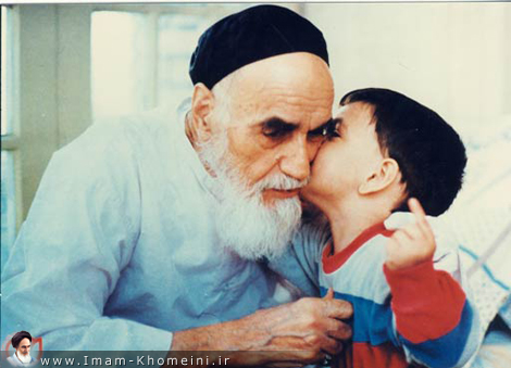 الإمام الخميني مع حفيده السيد علي