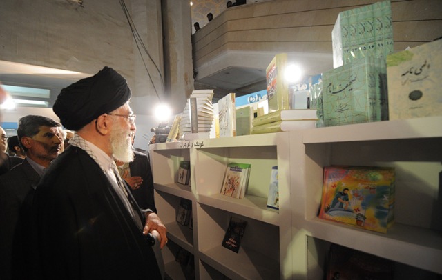 قائد الثورة الاسلامية يزور المعرض الدولي الثامن و العشرون للكتاب