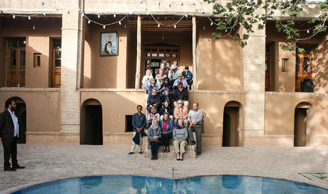 سياح أمريكيين يزورون بيت الامام الخميني في خمين