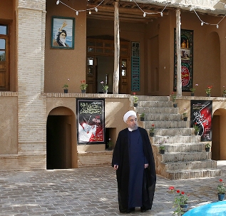 الرئيس روحاني يزور بيت الامام في خمين