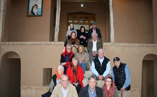 السياح الامريكيون يزورون بيت الامام الخميني في خمين