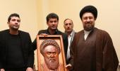اهداء صورة فنية للامام الخميني الى السيد حسن الخميني