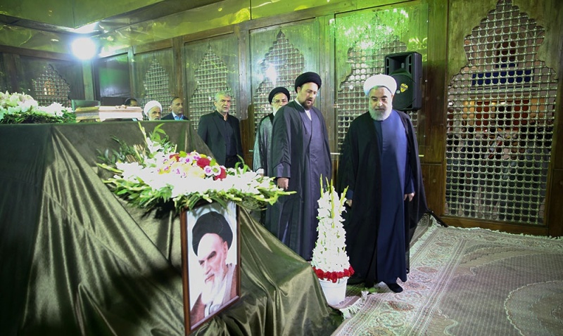 الرئيس روحاني واعضاء الحكومة يجددون العهد مع مبادئ الامام الخميني