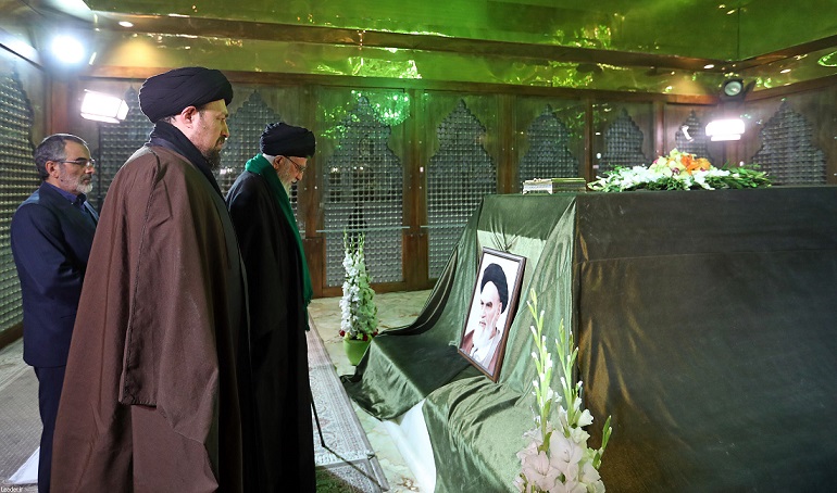 قائد الثورة يزور ضریح الامام الخميني (رض) ومقبرة الشهداء