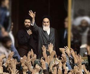الفرق بین الثورة الايرانية والثورات العالمية 