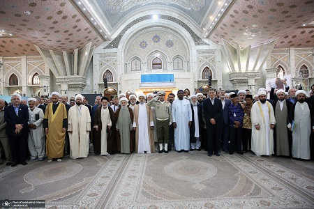 ضيوف مؤتمر الوحدة الإسلامية يجددون العهد والميثاق مع مبادئ الإمام الخميني (ره)