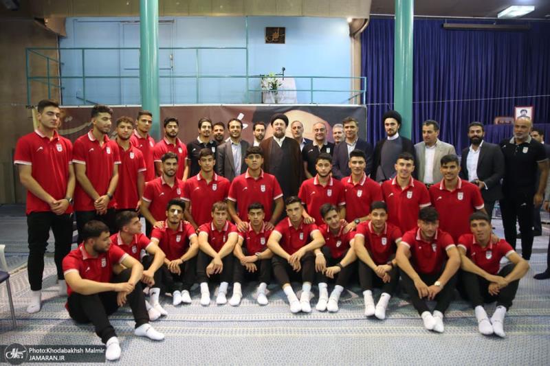 المنتخب الوطني لكرة القدم للناشئین يلتقي بالسید حسن الخميني 
