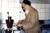 يصب لأولاده الشاي ويأتيهم به