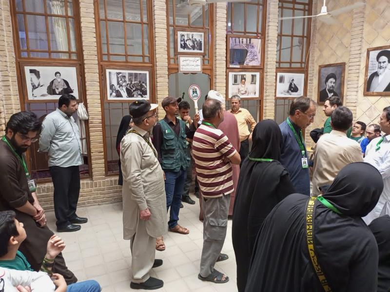 زيارة حملة باكستانية لبيت الإمام الخميني (قده) في النجف الاشرف 