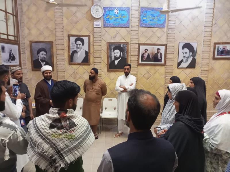 زيارة حملة تضم ١٨٠ شخصا باكستانيا لبيت الإمام الخميني (قده)في النجف الاشرف