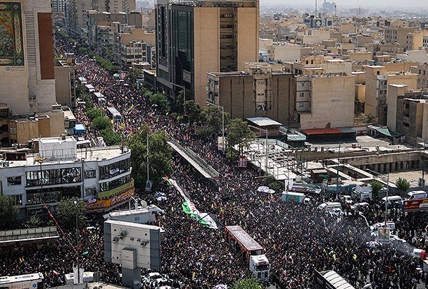 الملايين في طهران تشارك في تشييع الجثامين الطاهرة لشهداء العدوان الصهیوني على ايران