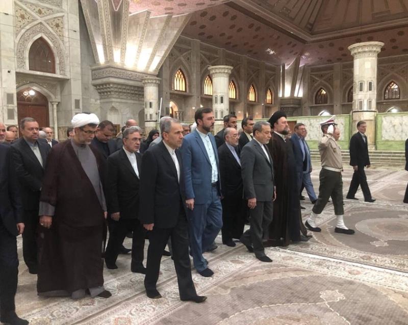 الوزير عراقجي ومسؤولي وموظفي وزارة الخارجية يجددون العهد مع مبادئ الإمام الخميني (رض)