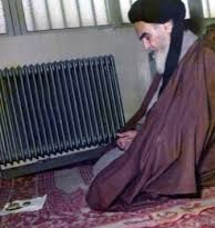 محرم ذلك الشهر الذي وقف فيه العدل مقابل الظلم والحق إزاء الباطل، وعلى مر التاريخ ثبت ان الحق ينتصر دائماً على الباطل. (صحيفة الامام، ج5، ص120)