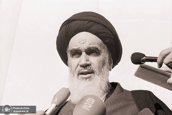 أجلس بنت الشهيد على ركبتيه