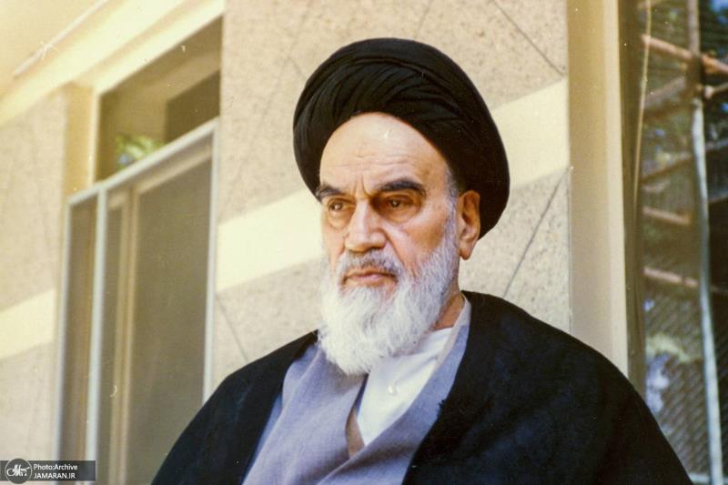 نفخر أنّ باقر العلوم (ع)أسمي عَلَمٍ في التاريخ، ذا المنزلة الخفية علي غير الله ورسوله (ص)والائمة المعصومين (ع)هو من أئمتنا(صحیفة الامام)