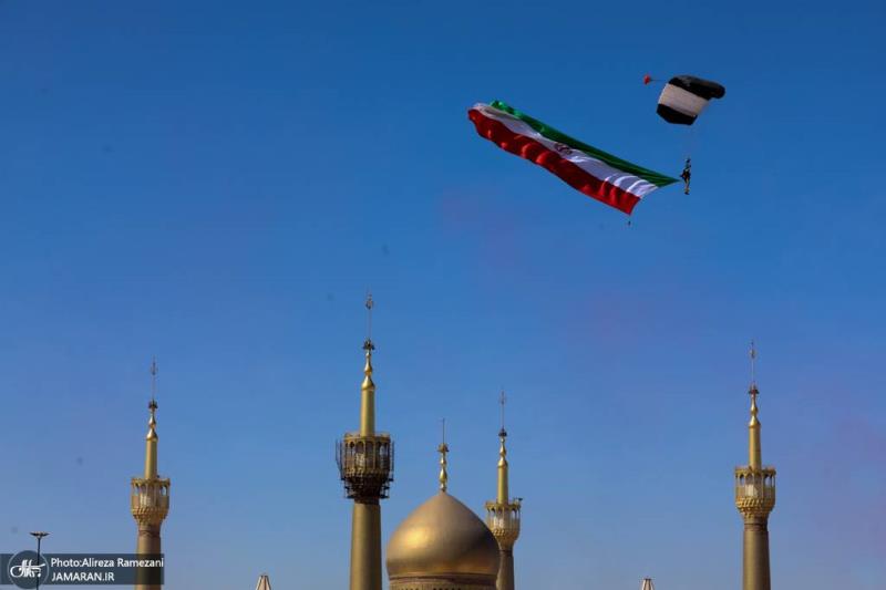 مراسم استعراض في يوم الجيش، في جوار حرم سماحة الإمام الخميني (قده) 