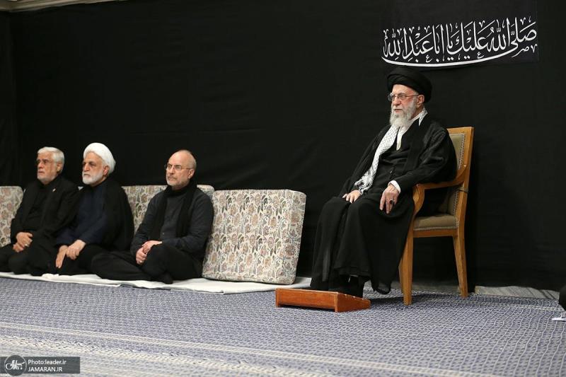 مراسمُ العزاءِ في ليلةِ عاشوراءَ بحضورِ قائدِ الثورةِ الإسلاميةِ