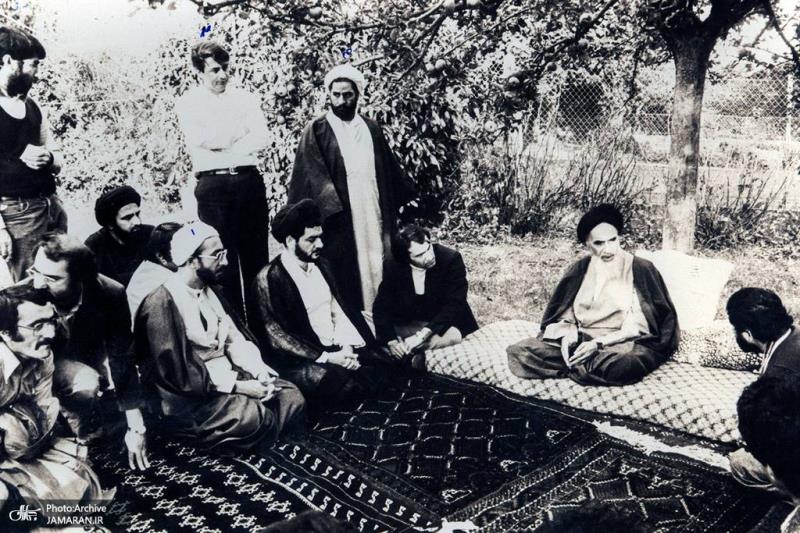 رواية السيد محمود دعائي عن أيام إقامة الإمام في فرنسا