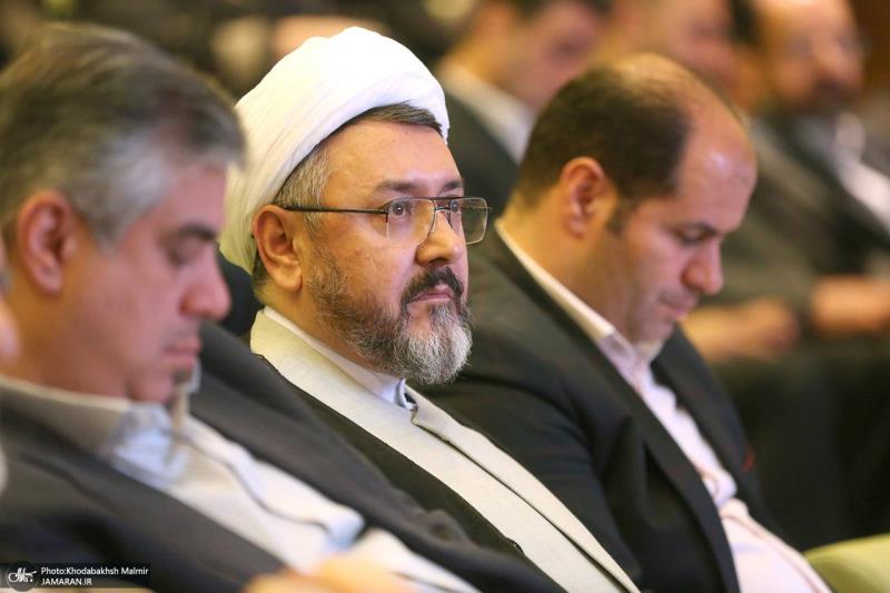 رئيس مؤسّسة تنظيم ونشر آثار الإمام: في الجمهوريّة الإسلاميّة تُنفق مليارات التومانات على عملٍ فنّيّ، ويُذكر فيه أسماء بعض الكبار وأعلام البلاد، ولكن لا يُذكر فيه اسم الإمام الخميني!