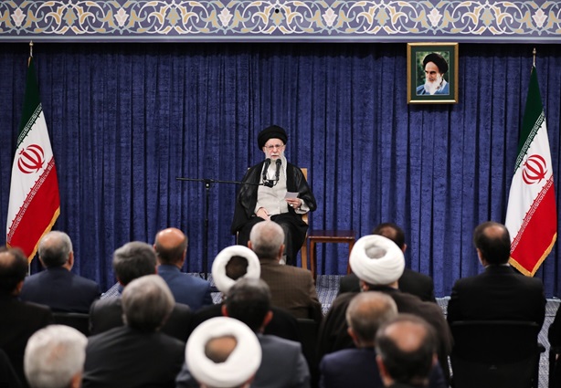 الإمام الخامنئي: يجب عدم إفلات المجرمين من العقاب.. الله تعالى ضمن النصر للشعب الإيراني