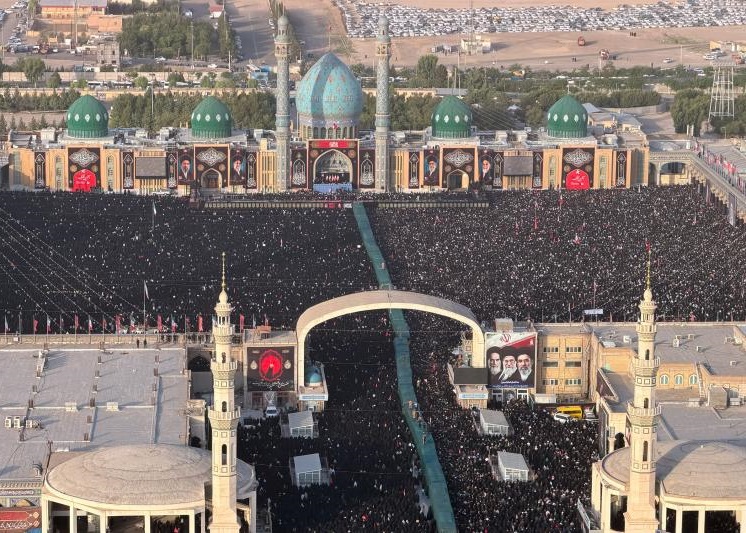 ملايين المشيّعين يؤدون الصلاة على جثمان القائد الشهيد في قم المقدّسة