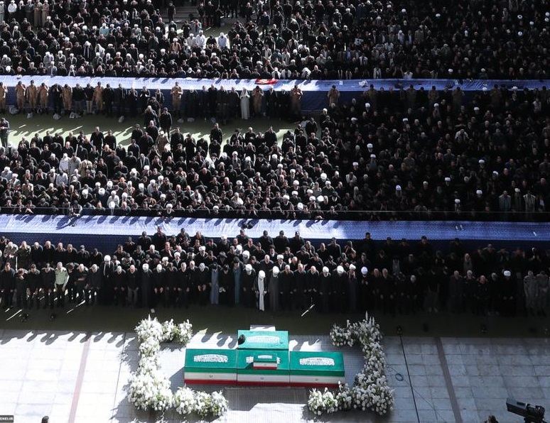 إقامة الصلاة على الجثمان الطاهر للإمام المجاهد الشهيد سماحة آية الله العظمى السيد علي الخامنئي (قدس الله نفسه الزكية)