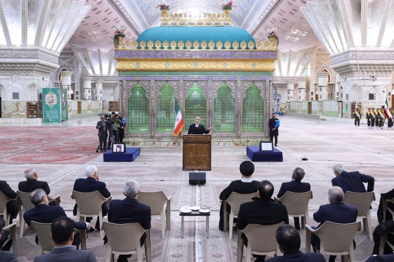 رئيس الجمهورية واعضاء الحكومة يجددون العهد والميثاق مع مبادئ واهداف الامام الخميني (رض)