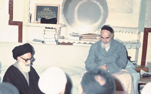 حسب نظر الامام الخميني (قده)، ما هو منشا سقوط وانحطاط الانسان؟ 