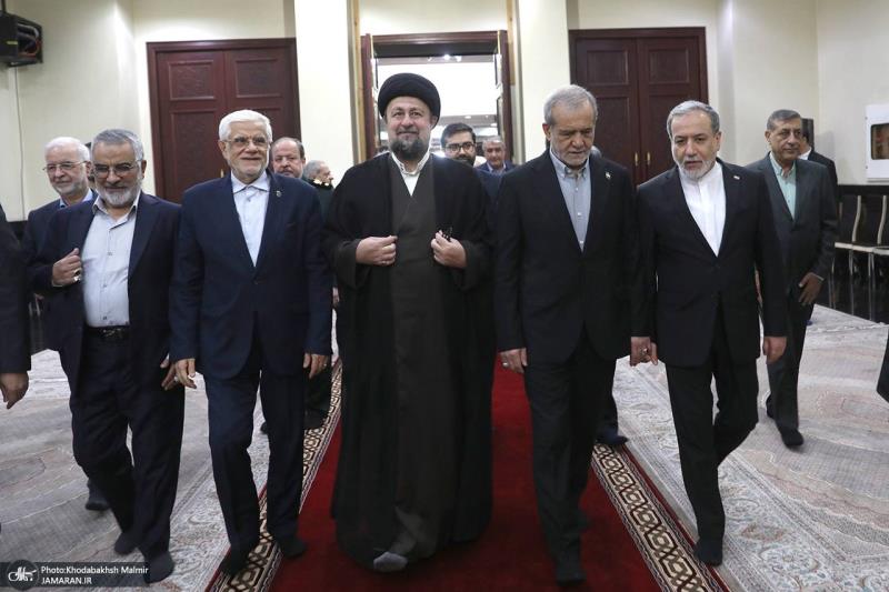 حواشي تجديد العهد رئيس الجمهورية وأعضاء الحكومة مع مبادئ الإمام الخميني الراحل