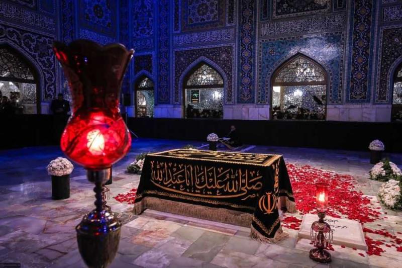 وافد الزوار المعزّين إلى مرقد الإمام الشهيد الخامنئي في العتبة الرضوية