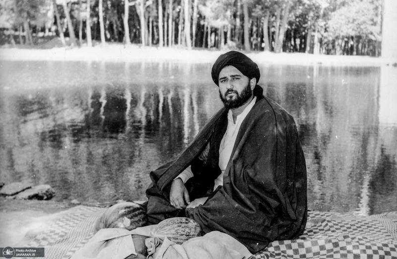 مشاهد مصوّرة للإمام الخميني (قدس سره) بجوار مرقد نجله الشهيد السيد مصطفى الخميني.