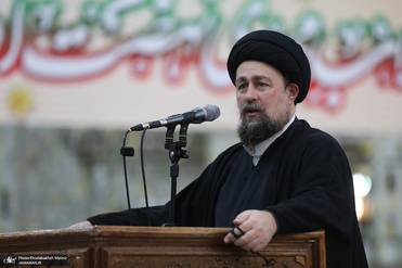 السيد حسن الخميني: مررنا بانقلابٍ (محاولة انقلاب) صعبٍ؛ ما دمنا أحياء فستتكرر مثل هذه الأحداث، لكن يجب أن نقوم بتشخيص الأضرار / انتهت فاجعةٌ كان يمكن أن تجرّ إيران والمنطقة بأسرها إلى أزمة؛ لنتعلّم: كيف وصلنا إلى هناك؟