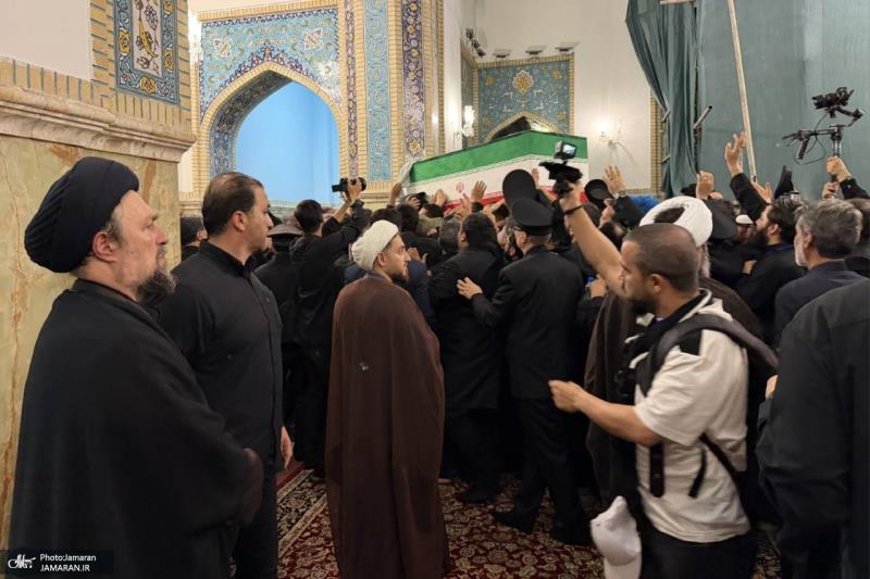حضور سماحة آية الله السيد حسن الخميني في مراسم تشييع القائد الشهيد بمدينة مشهد