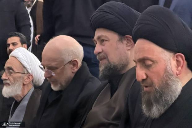 لحظات من حضور آية الله السيد حسن الخميني في مراسم تشييع ودفن الجثمان الطاهر للقائد الشهيد للثورة، وشهداء أفراد عائلته، في مرقد الإمام الرضا (عليه السلام)