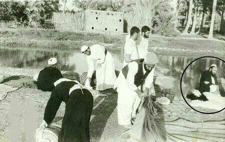 صورةُ المرحومِ السيّد مصطفى الخميني في مسيرة الأربعين إلى كربلاء