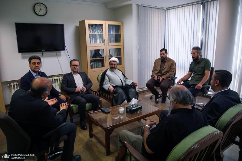 كمساري: «الحفاظ على الصدق»، و«الأمانة»، و«الالتزام بالأخلاق» من المبادئ الأخلاقية للإمام؛ والناس في فكر الإمام ليسوا مجرّد حضورٍ تشريفي؛ وإنّ السير على نهج مبادئ فكر الإمام هو الذي يشكّل هوية «جماران».