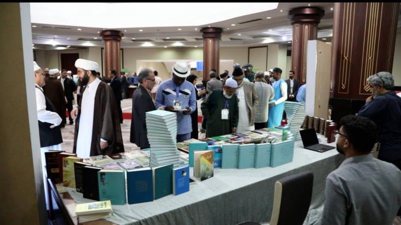 إقبال الضيوف الأجانب على المعارض التخصصية للمؤسسة على هامش الدورة الأربعين لمؤتمر الوحدة الإسلامية