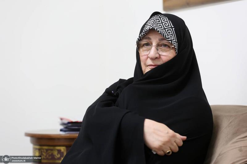 الدكتورة فاطمة طباطبائي: في رؤية الإمام، الحياة الجيدة في الدنيا تؤمّن لنا الحياة الجيدة في الآخرة / عندما يكون باطن الإنسان مليئاً بالحقد والاضطراب، لا يكون هناك اعتدال / كان الإمام الخميني يرى القدرة المطلقة، ولذلك يقول: «أمريكا لا تستطيع أن تفعل شيئاً»