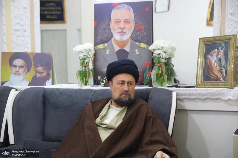 حضور آية الله السيد حسن الخميني في منزل والد الشهيد موسوي