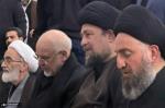 لحظات من حضور آية الله السيد حسن الخميني في مراسم تشييع ودفن الجثمان الطاهر للقائد الشهيد للثورة، وشهداء أفراد عائلته، في مرقد الإمام الرضا (عليه السلام)