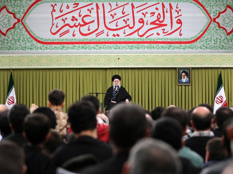 الإمام الخميني بثّ روح "الثقة بالذات" في الشعب