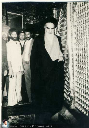 Imam Khomeini visting the holy shrine