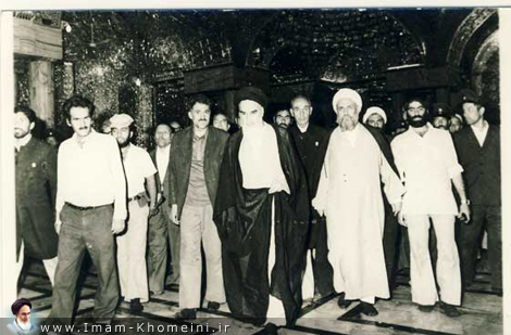 Imam Khomeini visting the holy shrine 