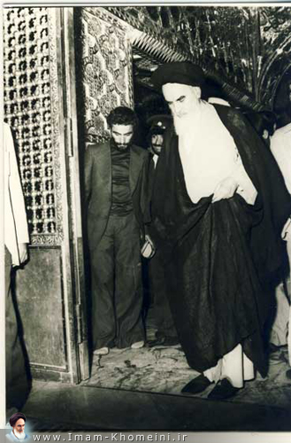 Imam Khomeini visting the holy shrine 