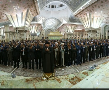 The education minister, officials, teachers and academics from around Iran gathered at Imam Khomeini’s holy shrine on the outskirts of the Iranian capital, Tehran to pay their homage and pledged to remain loyal to his divine ideals.