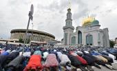 Muslims gatherings to perform Eid prayers in Russia and USA